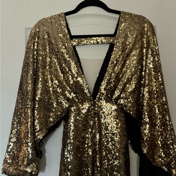 Elegant Gold Sequin Evening Gown - Picture 7 of 8